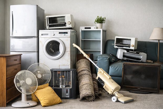 不要になった家具・家電・敷物などが積み上がったイメージ