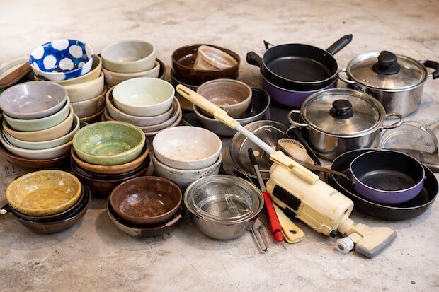 不要な食器やキッチンツールが大量にあるイメージ